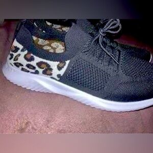 Woman’s black and white leopard memory foam 10.5 sneakers